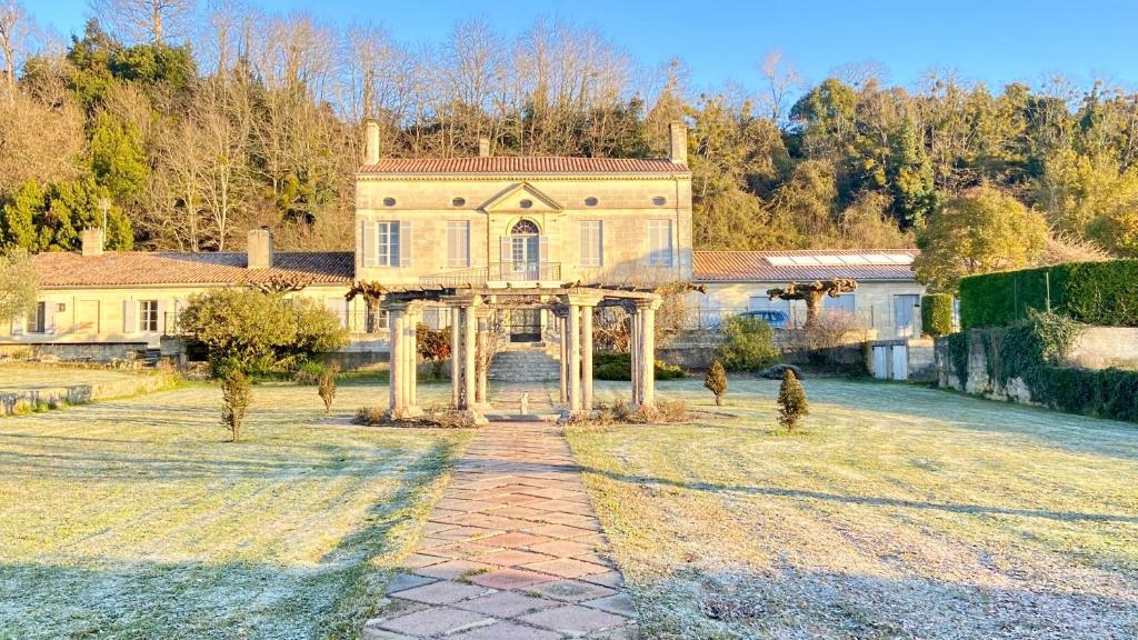Un bâtiment historique qui vous réserve un accueil chaleureux,Bourg,33710,Nouvelle-Aquitaine,France