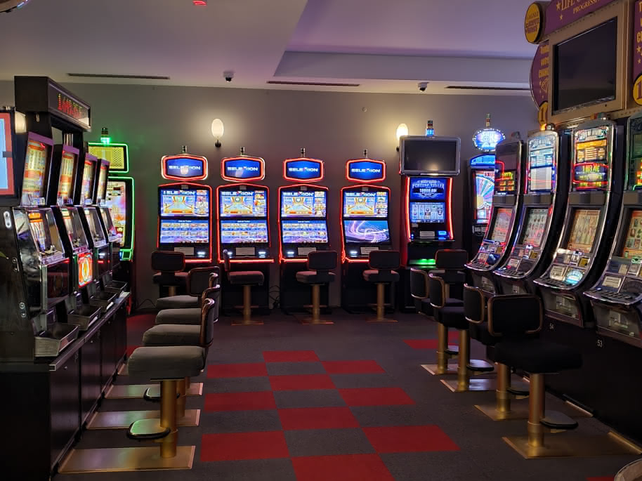 Dans le majestueux château Deganne, le Casino fait se côtoyer machines à sous, jeux traditionnels,Arcachon,33120,Nouvelle-Aquitaine,France