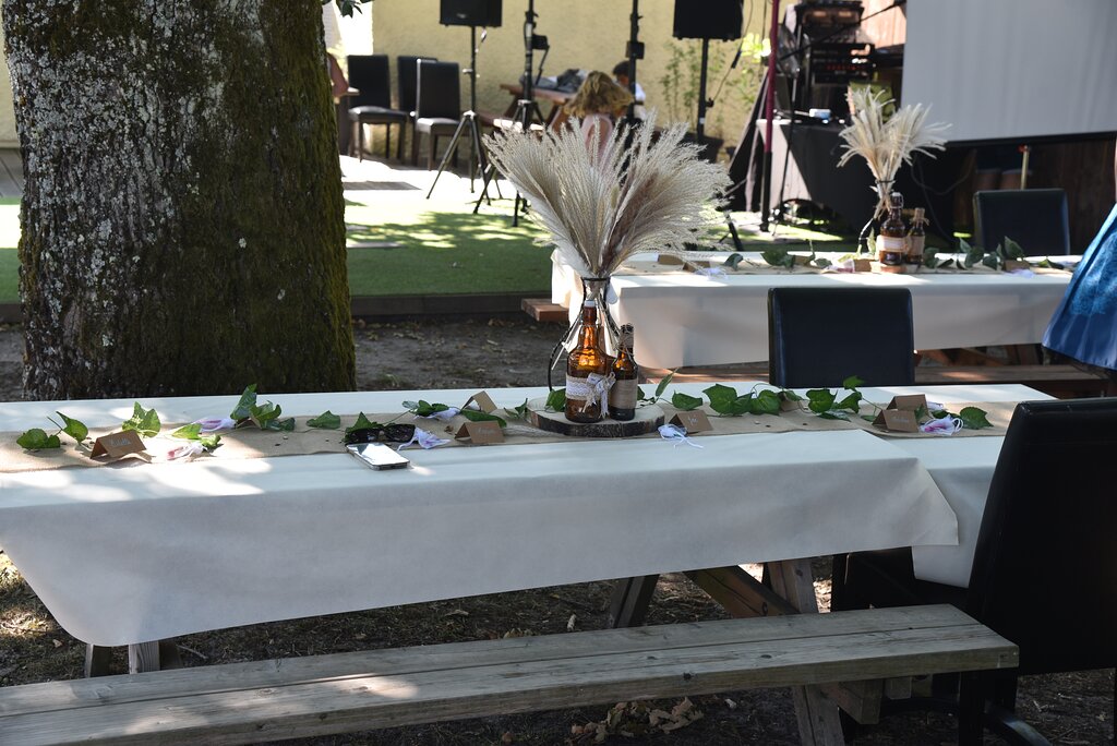 Une table,Le Haillan,33185,Nouvelle-Aquitaine,France