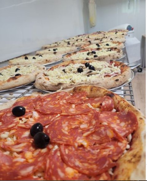 Des pizzas fraîches, artisanales faites par votre pizzaiolo et déposées dans le distributeur.,Saint-Magne,33125,Nouvelle-Aquitaine,France