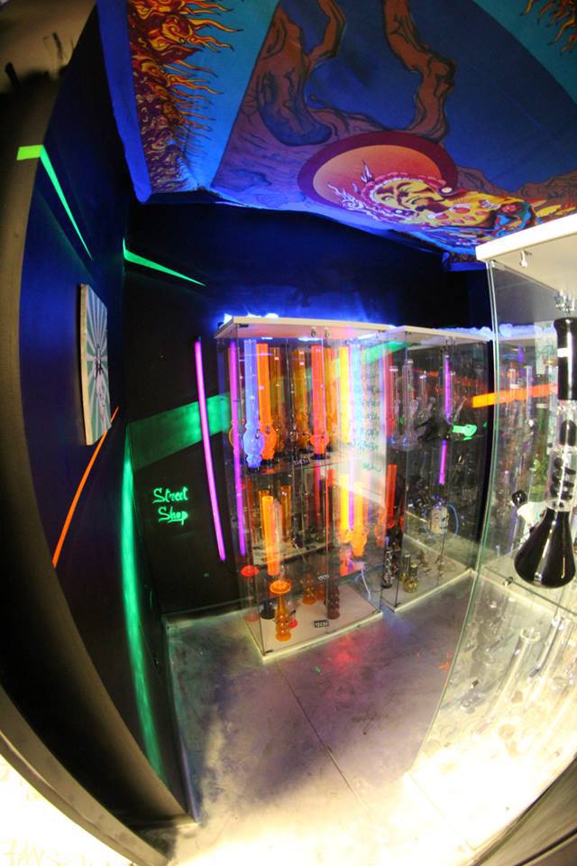 Une enseigne française spécialisée dans les articles fumeurs,Bordeaux,33000,Nouvelle-Aquitaine,France