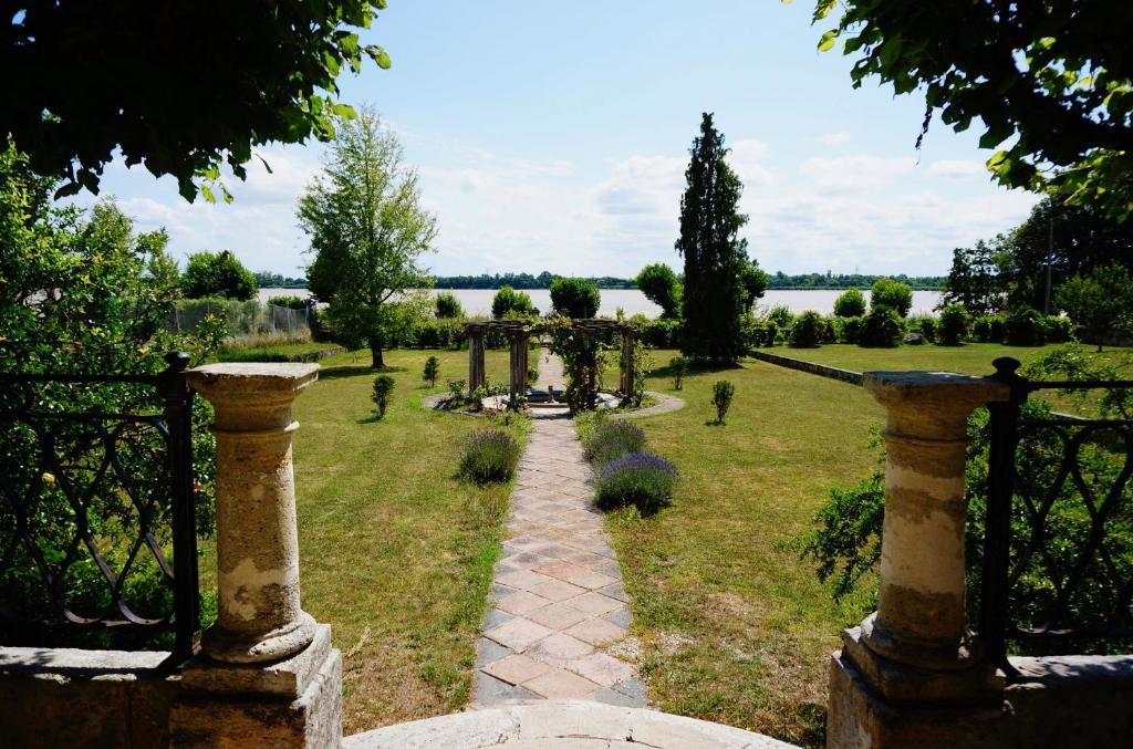 Un bâtiment historique qui vous réserve un accueil chaleureux,Bourg,33710,Nouvelle-Aquitaine,France