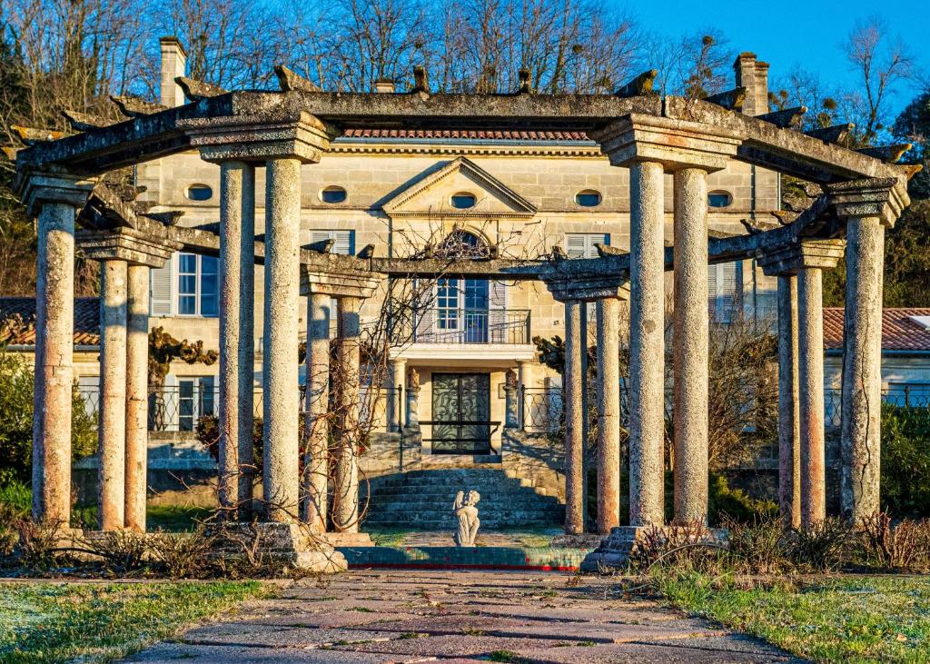 Un bâtiment historique qui vous réserve un accueil chaleureux,Bourg,33710,Nouvelle-Aquitaine,France