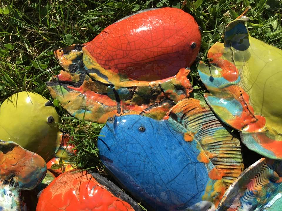 Elle travaille la terre est illustré par le principe des cuissons au raku.,Le Porge,33680,Nouvelle-Aquitaine,France