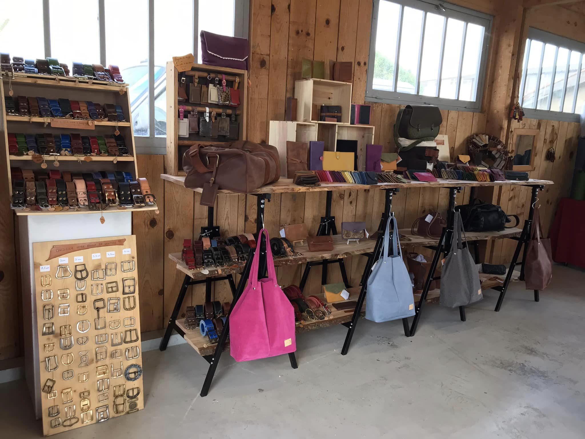 Atelier de conception et fabrication de maroquinerie artisanale,Targon,33760,Nouvelle-Aquitaine,France