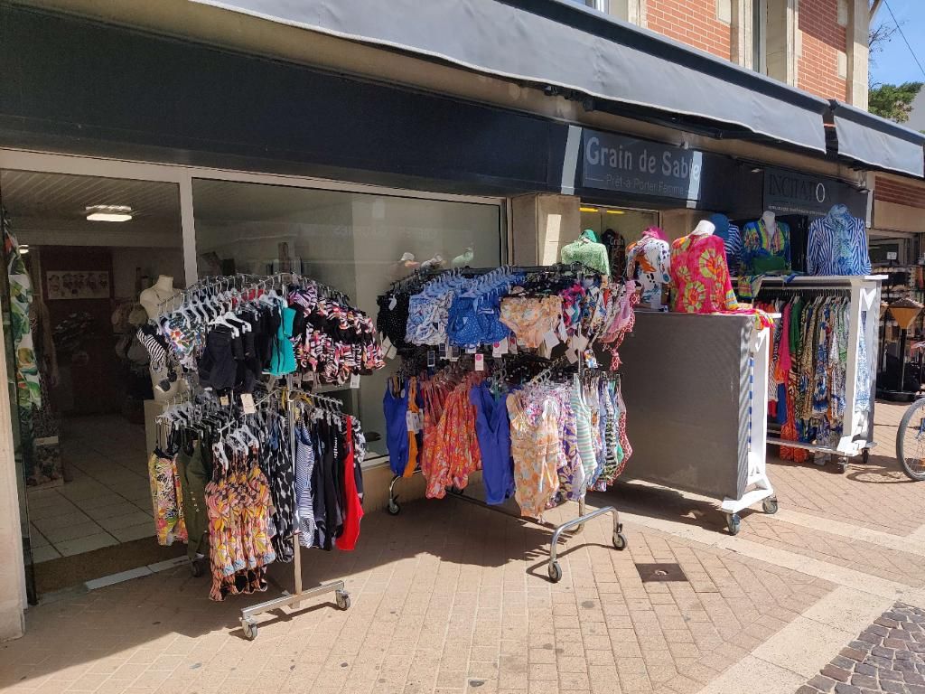 Une boutique spécialisée dans les vêtements pour enfants,Soulac-sur-Mer,33780,Nouvelle-Aquitaine,France
