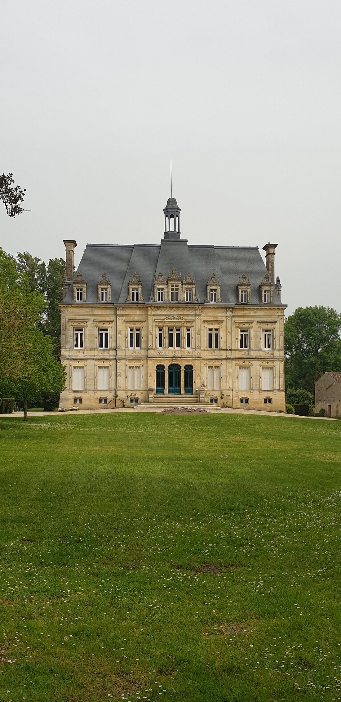 B for Bordeaux,Bordeaux,33000,Nouvelle-Aquitaine,France