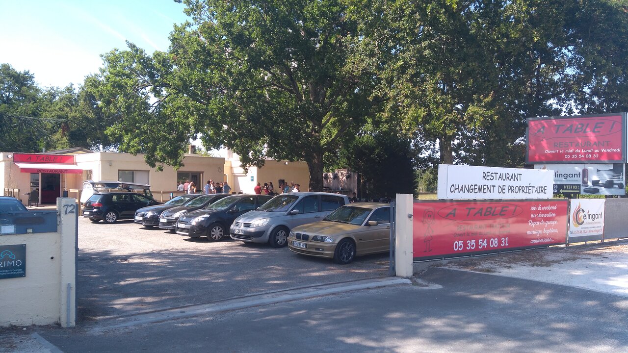 Une table,Le Haillan,33185,Nouvelle-Aquitaine,France