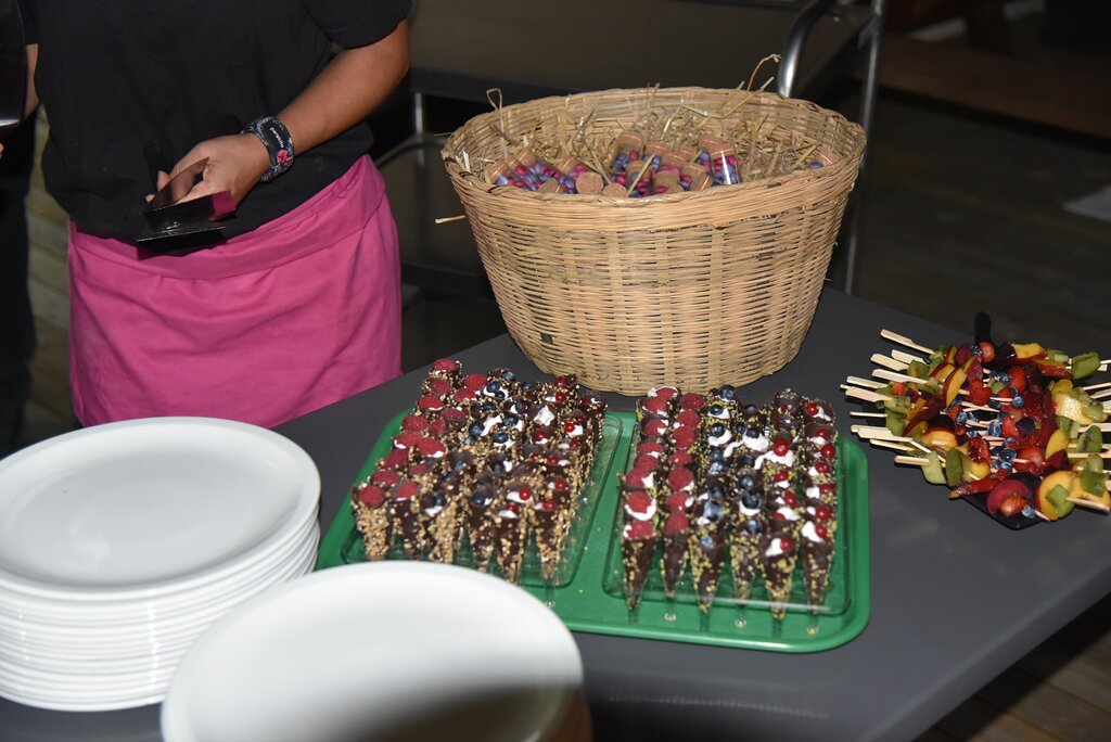 Une table,Le Haillan,33185,Nouvelle-Aquitaine,France