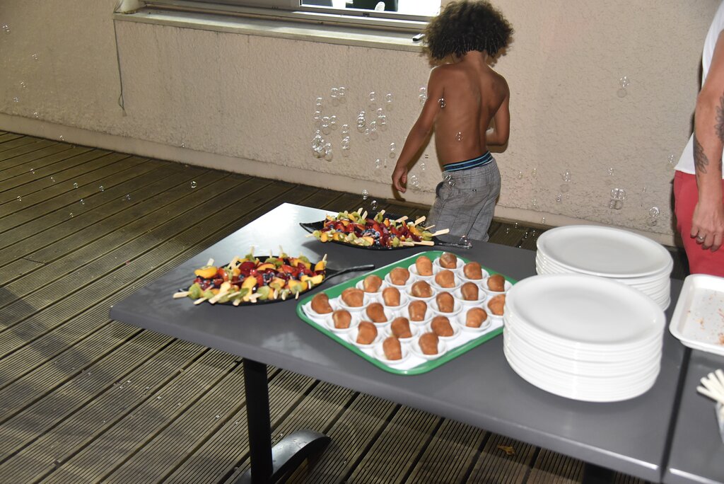 Une table,Le Haillan,33185,Nouvelle-Aquitaine,France